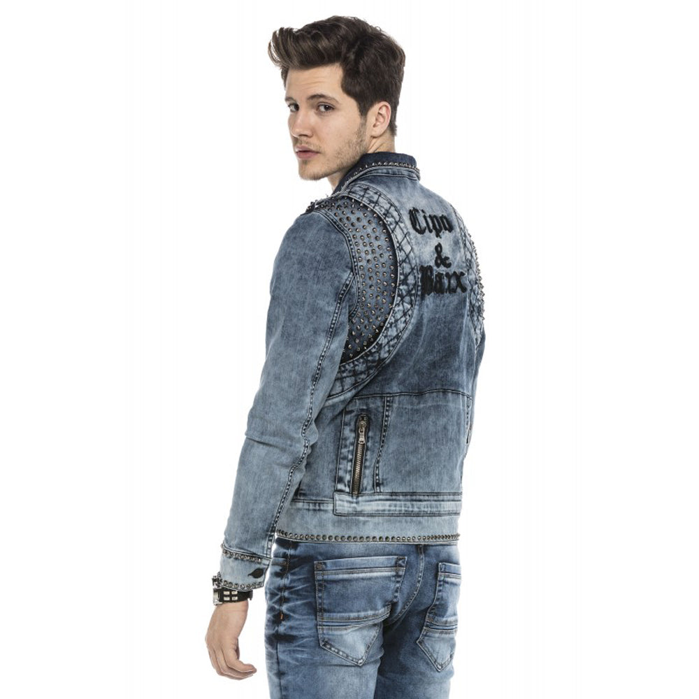 Eine Cipo & Baxx Herren Jeans Jacke in blau mit aufwendiger Nietenverzierung und stylischer Stoffwaschung zudem Elasthan 