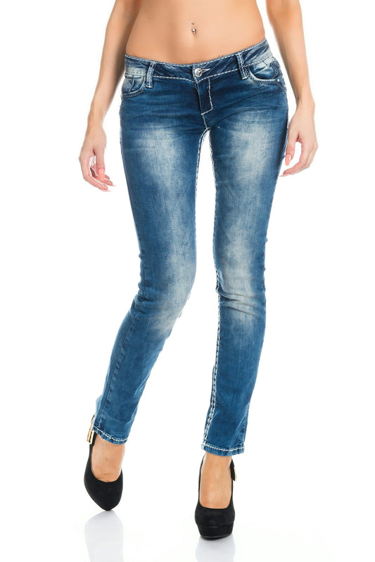 Cipo und Baxx Damen Jeans in blau mit dicken Kontrastnähten.