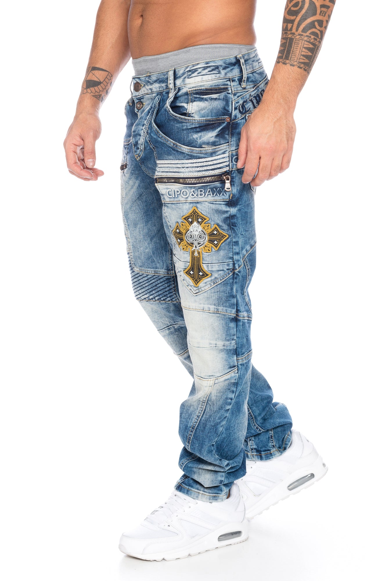Eine blaue Cipo & Baxx Herren Jeans Hose mit ausgefallenen dicken Nähten und Labelschrift