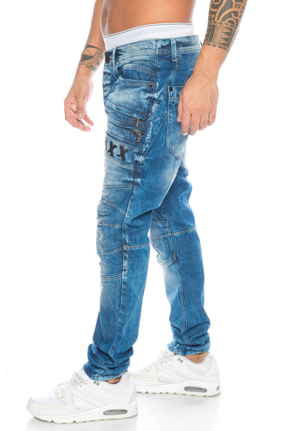 Eine blaue Cipo & Baxx Herren Regular Fit Jeans Hose mit schwarzen Label Lettern und weiteren Details wie Zierreißverschluss