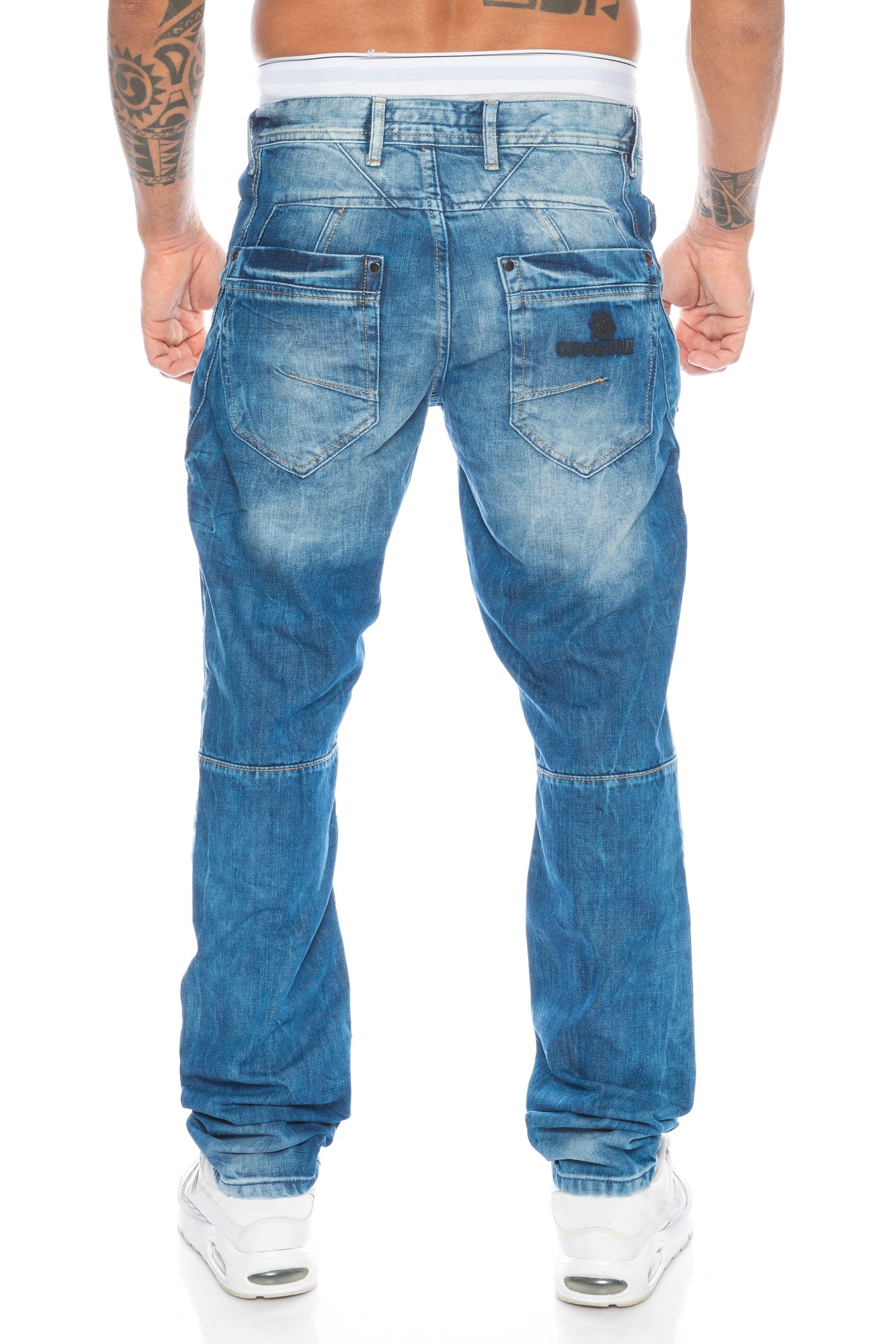 Eine blaue Cipo & Baxx Herren Regular Fit Jeans Hose mit schwarzen Label Lettern und weiteren Details wie Zierreißverschluss