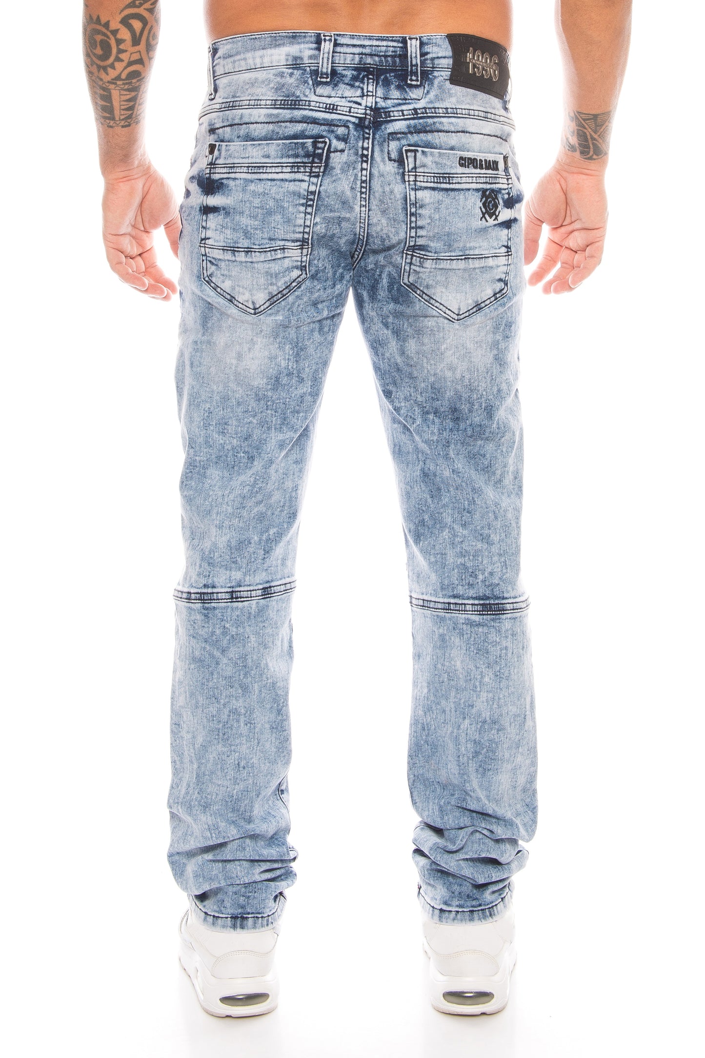 Eine hellblaue Cipo und Baxx Herren Regular Slim Jeans mit ausgefallener Nahtverzierung und vielen Details