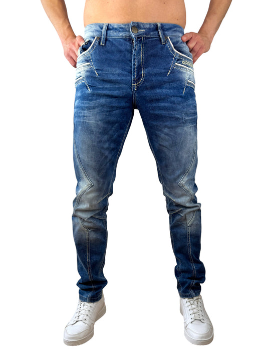 Eine blaue Cipo & Baxx Herren Jeans mit stylischer Waschung und aufwendigen Nahtverzierungen. Der Stil ist Slim Fit