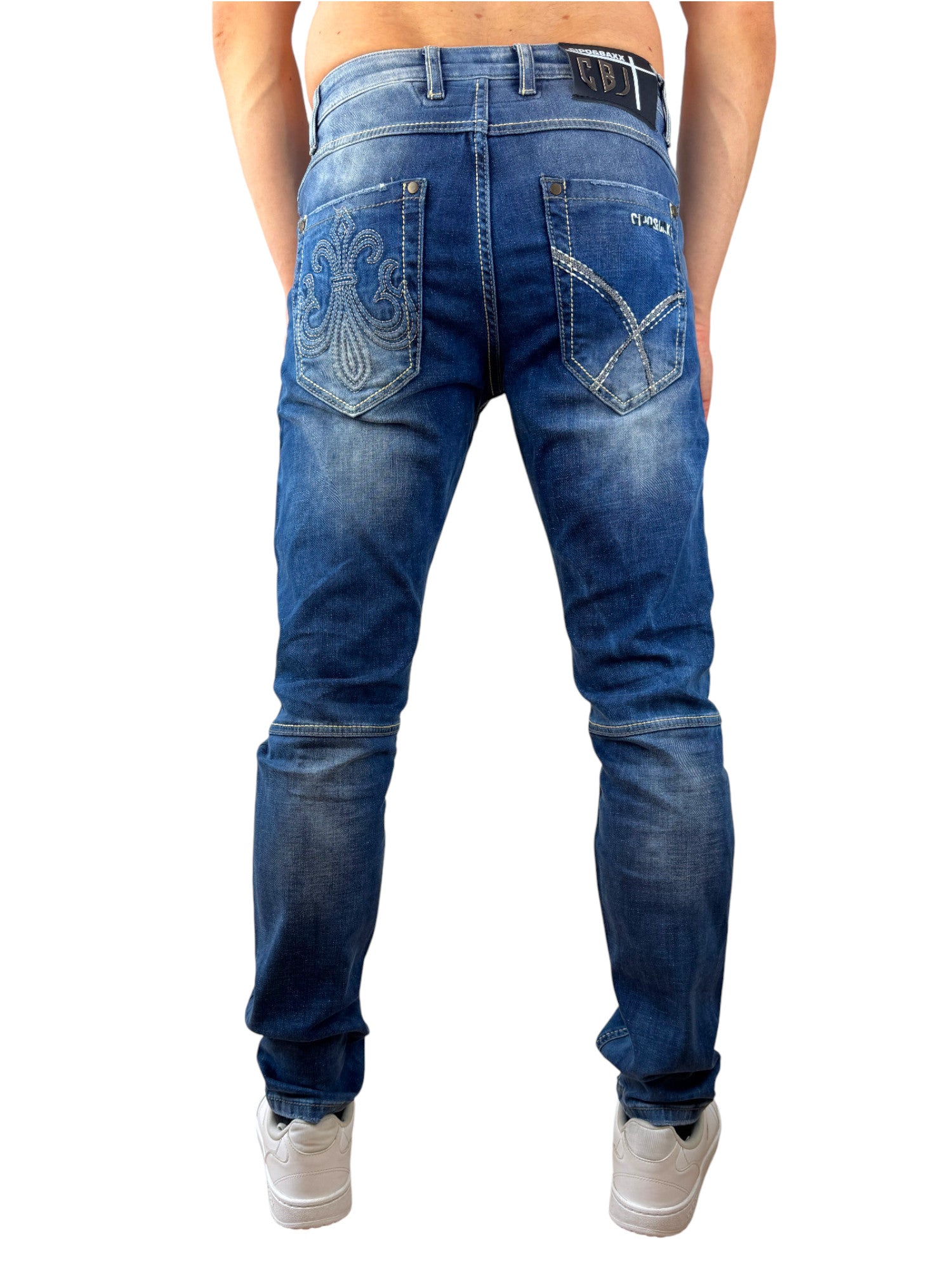 Eine blaue Cipo & Baxx Herren Jeans mit stylischer Waschung und aufwendigen Nahtverzierungen. Der Stil ist Slim Fit
