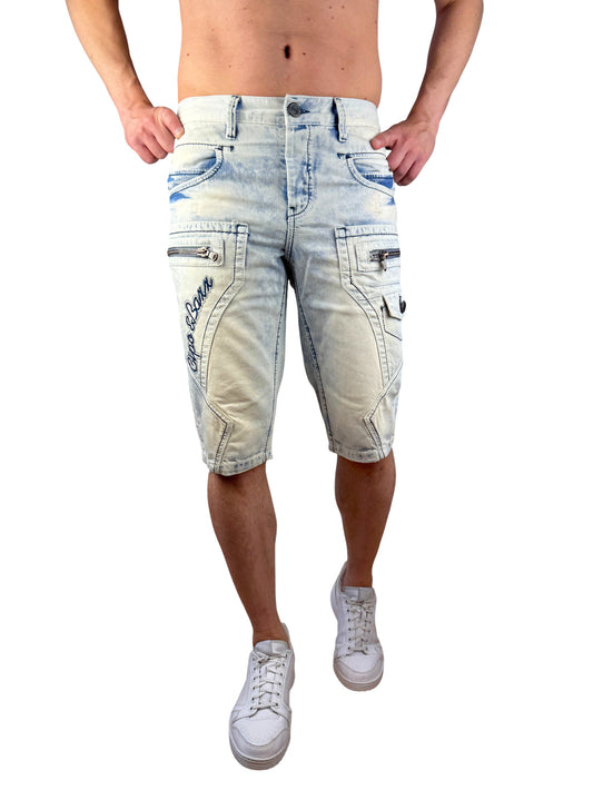 Ein hellblauer Cipo und Baxx Jeans Capri Short für Männer mit Zierreißverschlüssen und blauer Labelschrift