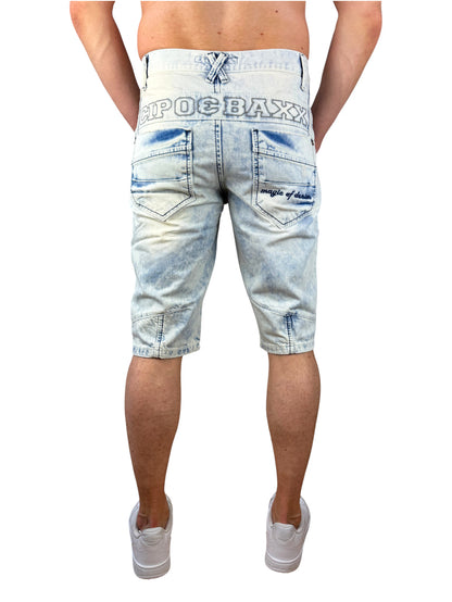 Ein hellblauer Cipo und Baxx Jeans Capri Short für Männer mit Zierreißverschlüssen und blauer Labelschrift