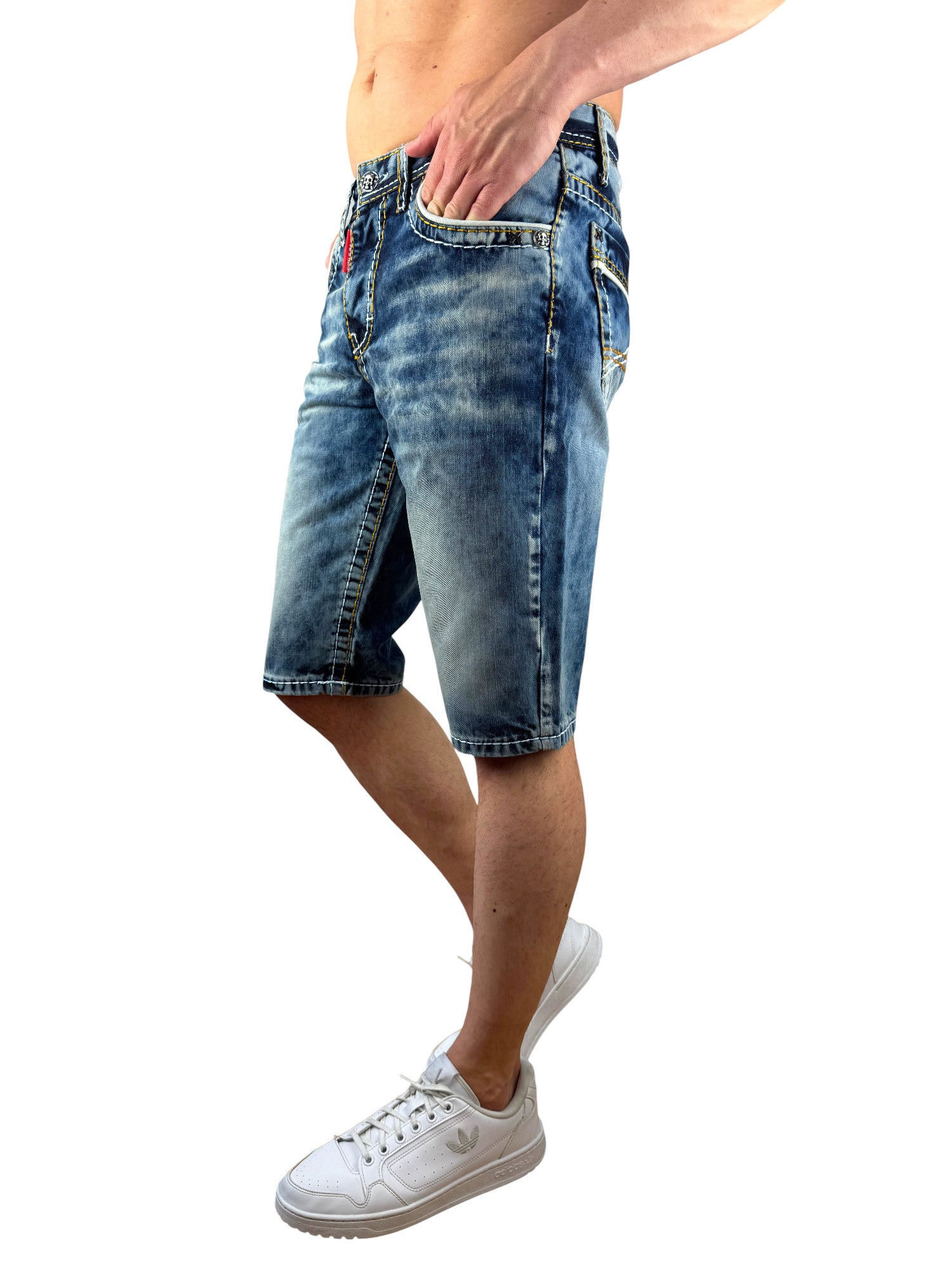 Ein blauer Cipo und Baxx Jeans Capri Short für Männer im 5 Pocket Style mit dicken Kontrastnähten verziert