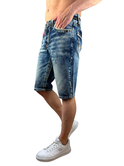 Ein blauer Cipo und Baxx Jeans Capri Short für Männer im 5 Pocket Style mit dicken Kontrastnähten verziert
