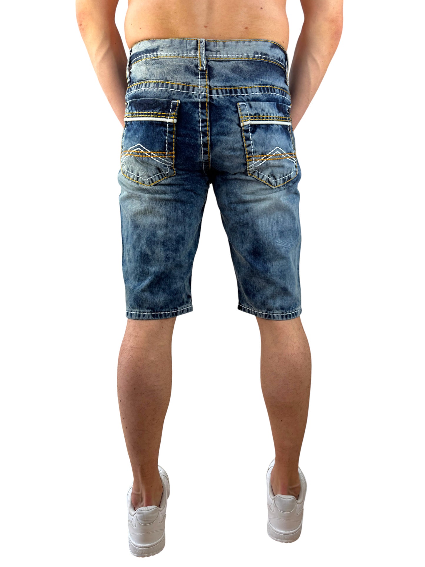 Ein blauer Cipo und Baxx Jeans Capri Short für Männer im 5 Pocket Style mit dicken Kontrastnähten verziert