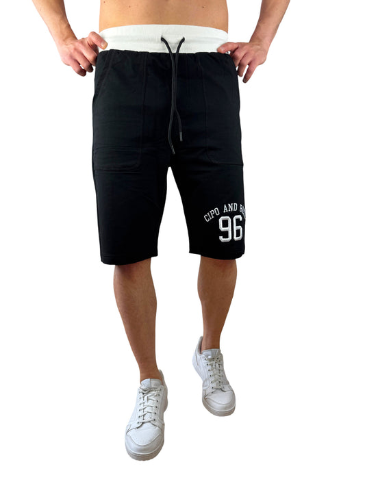 Ein schwarzer Cipo und Baxx Sweat Capri Short für Männer mit weißen Bestickungen auf dem linken Bein und weißem Bund