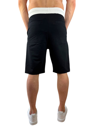 Ein schwarzer Cipo und Baxx Sweat Capri Short für Männer mit weißen Bestickungen auf dem linken Bein und weißem Bund