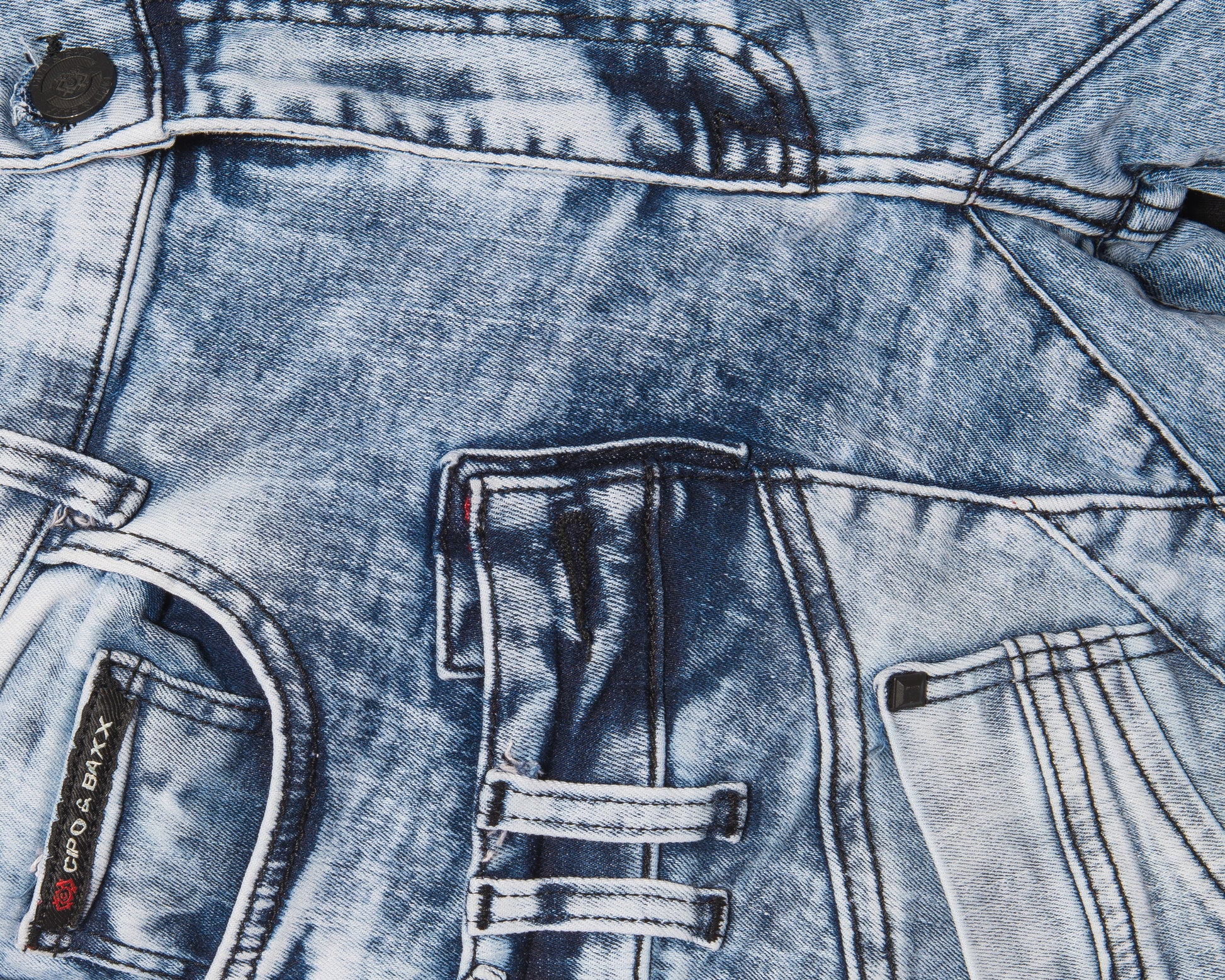 Eine hellblaue Cipo und Baxx Herren Regular Slim Jeans mit ausgefallener Nahtverzierung und vielen Details