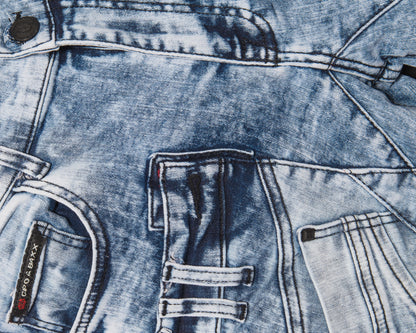 Eine hellblaue Cipo und Baxx Herren Regular Slim Jeans mit ausgefallener Nahtverzierung und vielen Details